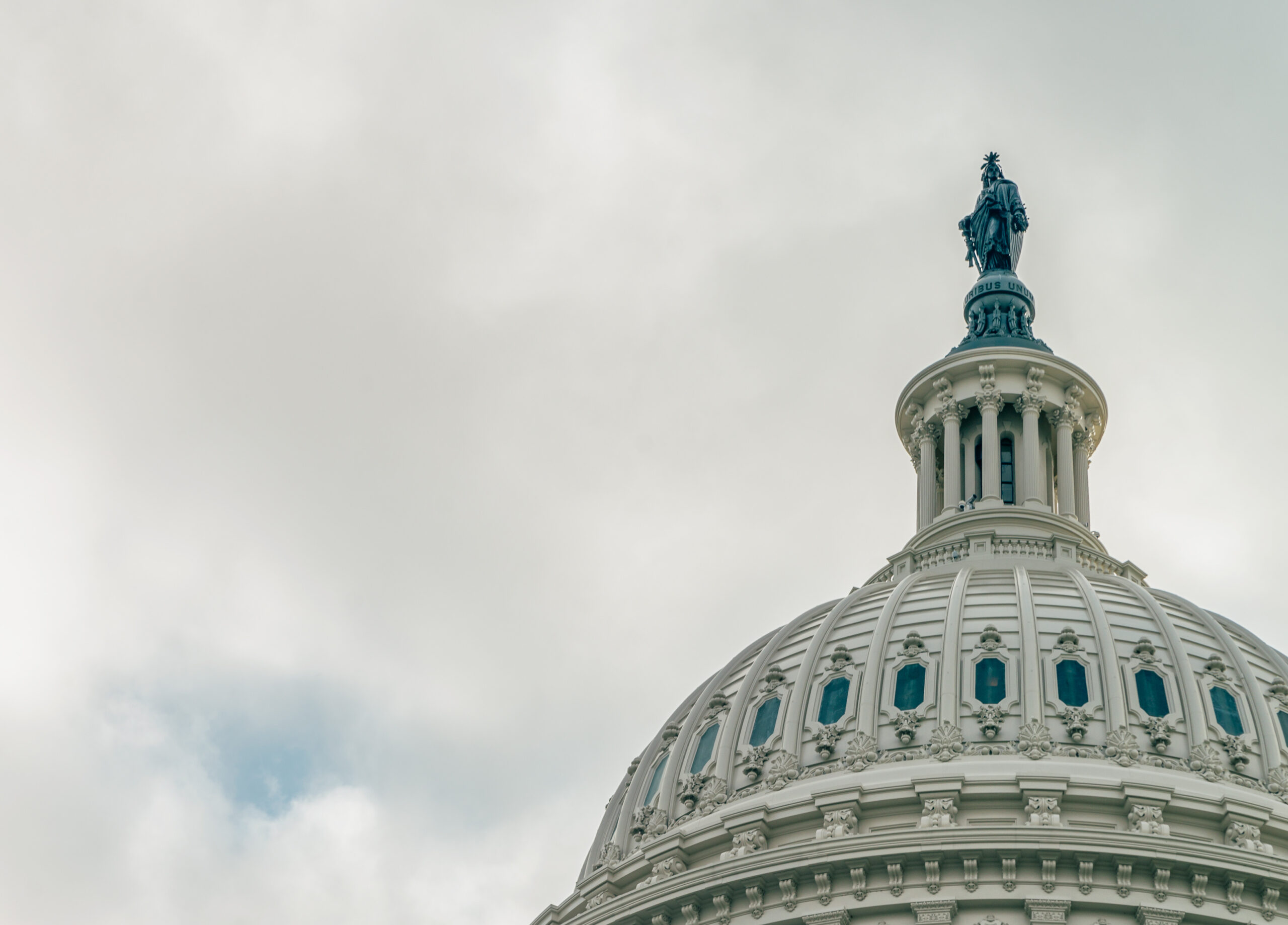 WASHINGTON DC, AS Pemandangan Gedung DPR Amerika Serikat dari jalan. Pada tahun 2014, perancah didirikan di sekitar kubah untuk proyek restorasi yang dijadwalkan selesai pada tahun 2017.