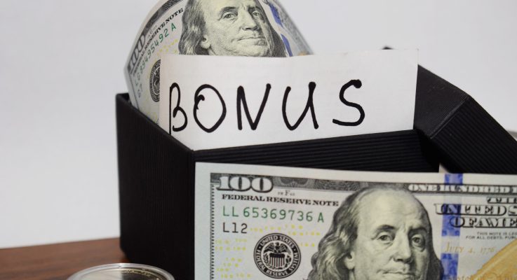 Are There Taxes That Have to Be Paid On Yearly Bonuses?